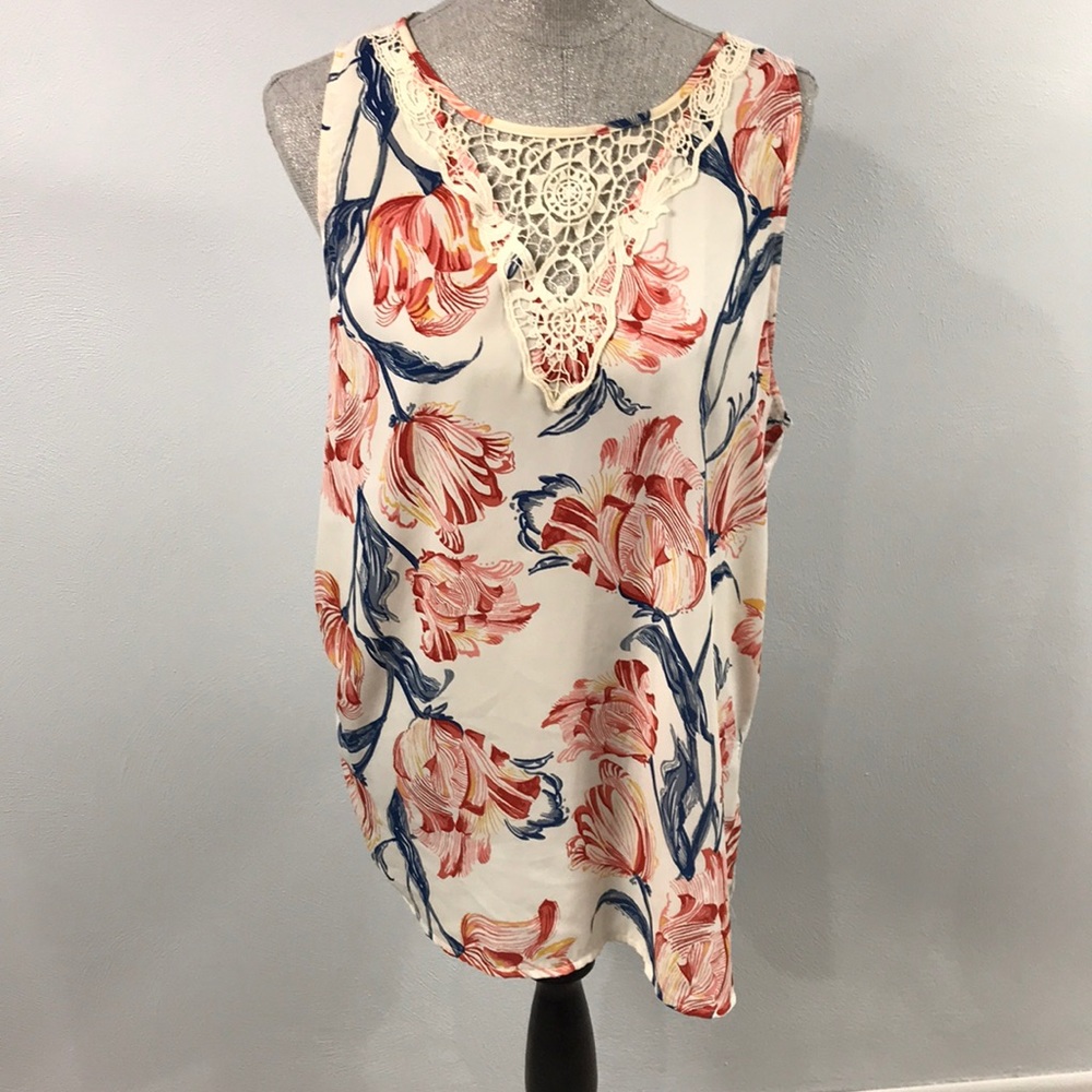 White lace floral top. Size XL. Red tulips blue